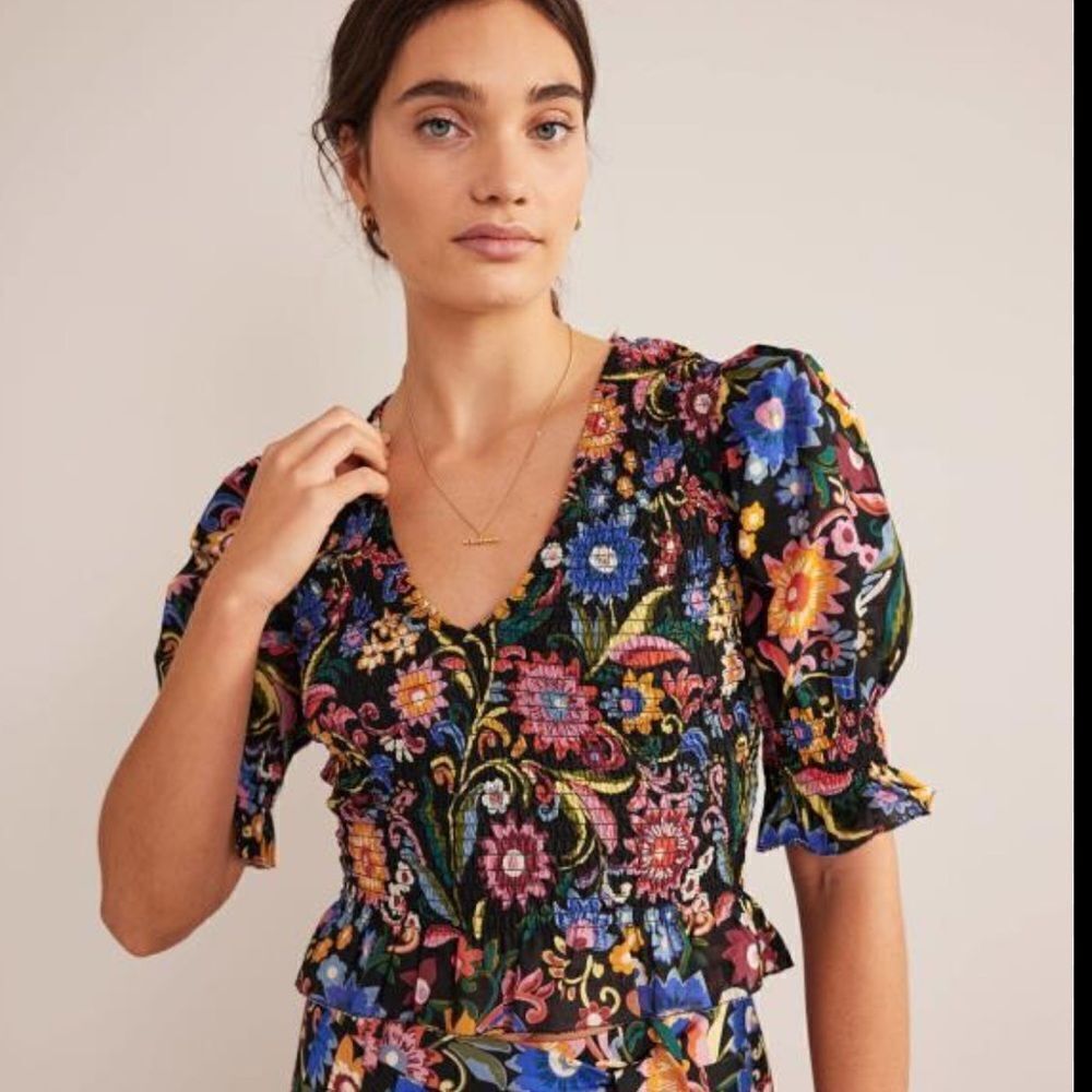 Boden Naiset smocked bodice crop toppi blouse puff sleeve black floral 4